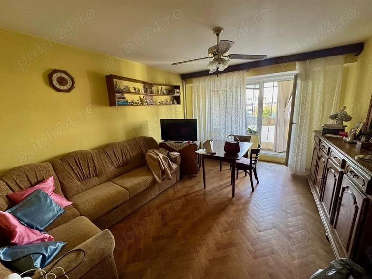 Apartament cu 3 camere decomandat în Polivalentă
