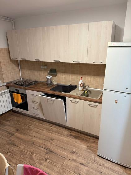 Apartament cu 3 camere semidecomandat în Exterior Vest