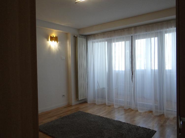 Apartament cu 3 camere decomandat, mobilat în Decebal
