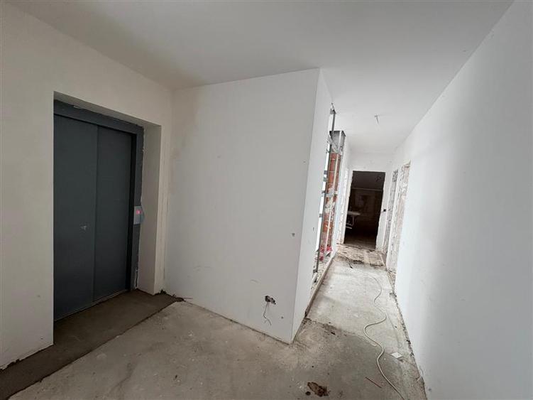 Apartament cu 4 camere semidecomandat în Aviației