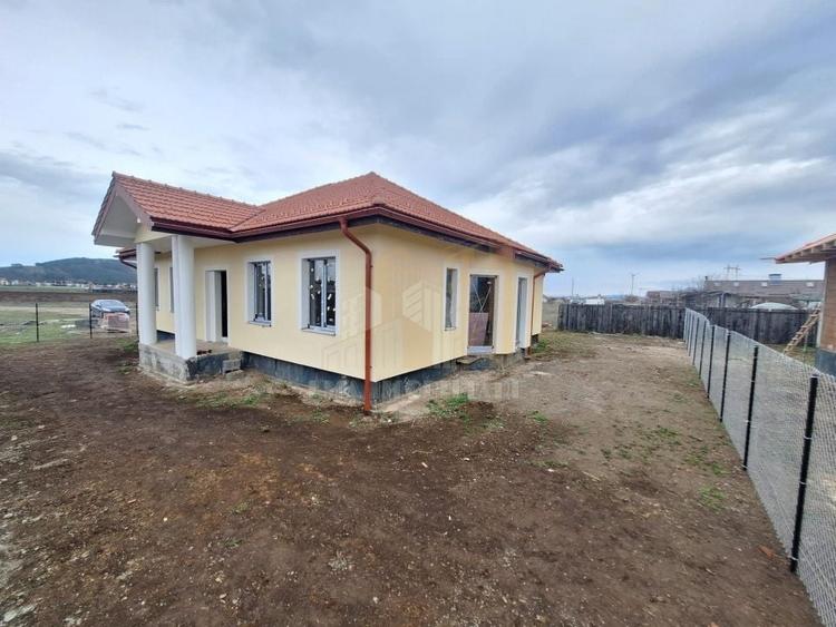 Casă individuală cu 4 camere cu Canalizare în Sânpetru