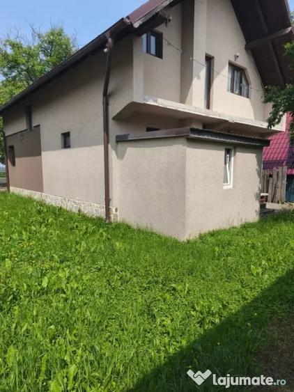 Casă cu 4 camere cu Teren 2600 Mp în Horodnic