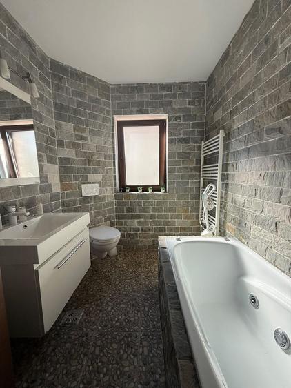 Apartament cu 2 camere semidecomandat, mobilat în Florești