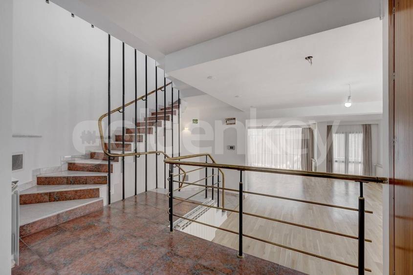 Apartament cu 4 camere semidecomandat, mobilat în Dorobanți