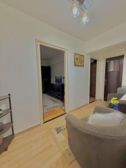 Apartament cu 3 camere decomandat în Titan