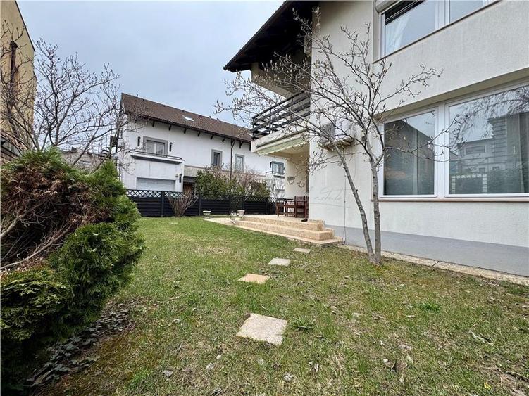 Duplex cu 5 camere cu Canalizare în Iancu Nicolae