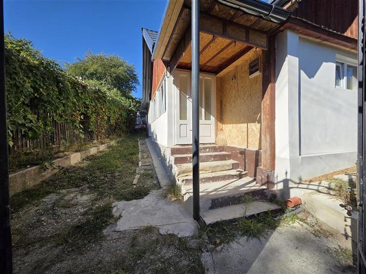 Casă individuală cu 2 camere cu Teren 324.70001220703 Mp în Periferie