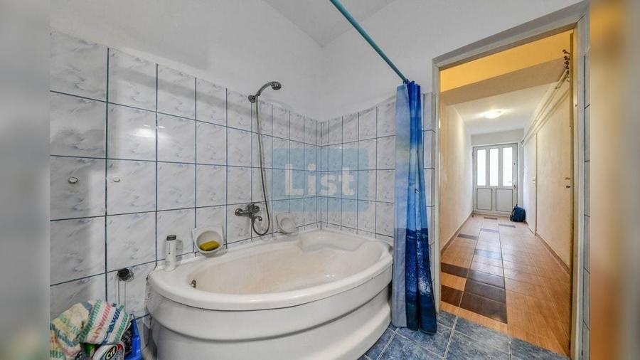 Apartament cu 3 camere semidecomandat în Gruia