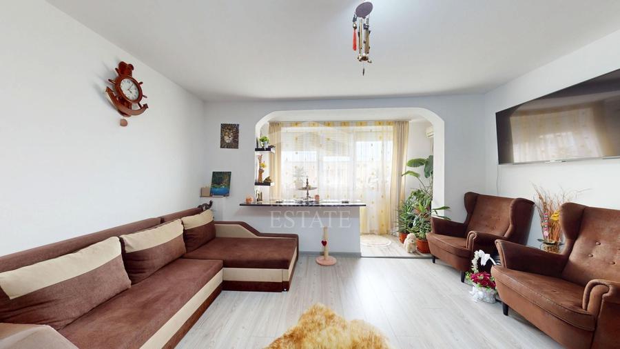Apartament cu 3 camere semidecomandat, mobilat în Tei
