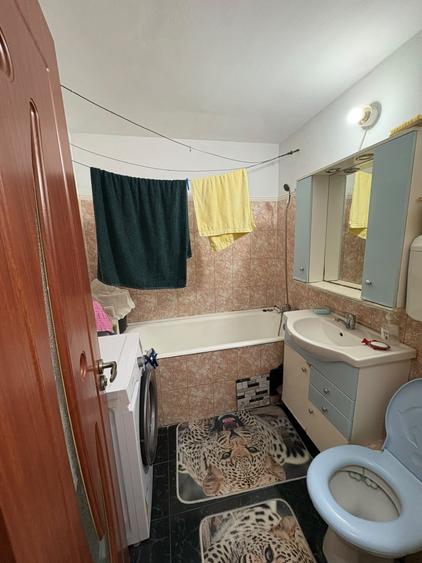 Apartament cu 3 camere decomandat, mobilat în Lujerului