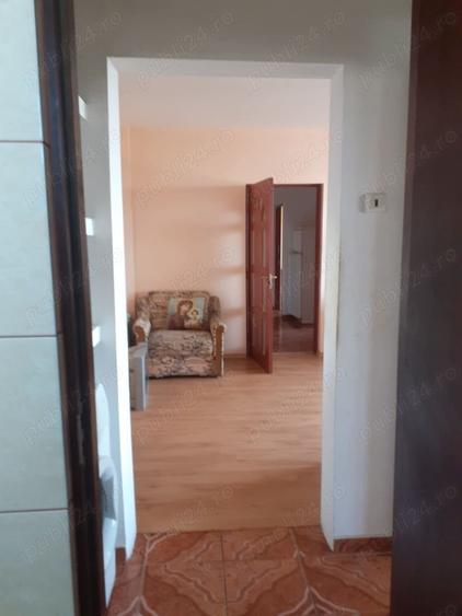 Apartament cu 3 camere semidecomandat în Sulina