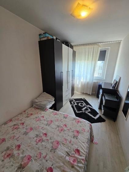 Apartament cu 3 camere semidecomandat, mobilat în Far