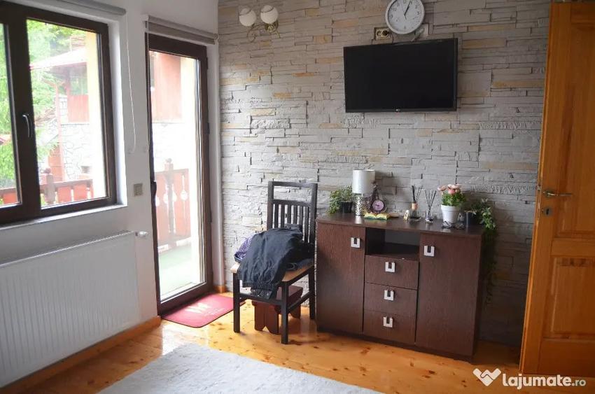 Casă cu 8 camere cu Teren 500 Mp în Central