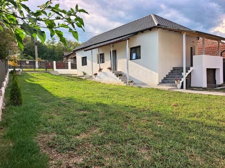 Casă cu 3 camere în Mihăești