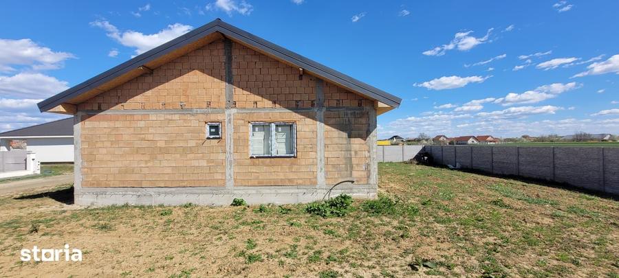 Casă cu 4 camere cu Teren 550 Mp în Lazuri