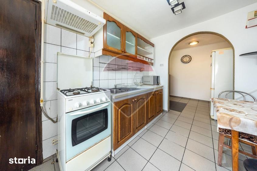 Apartament cu 3 camere decomandat în Tractorul