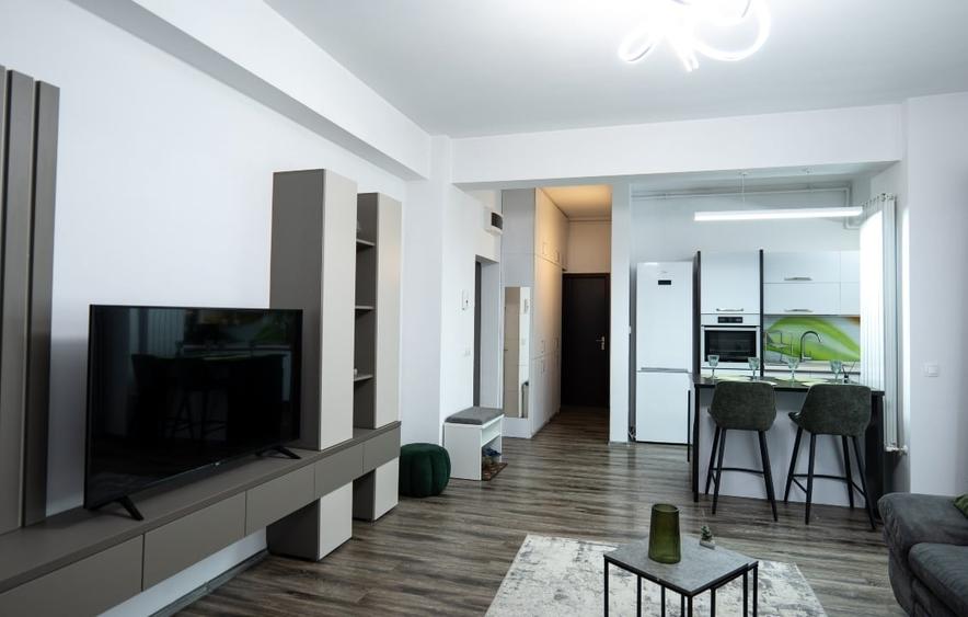 Apartament cu 3 camere semidecomandat, mobilat în 9 Mai