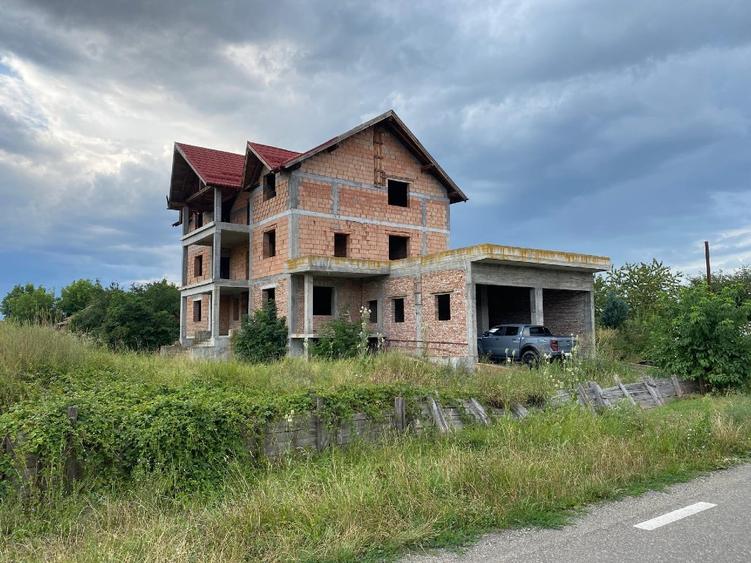 Casă individuală cu 5 camere cu Teren 2500 Mp în Cristești