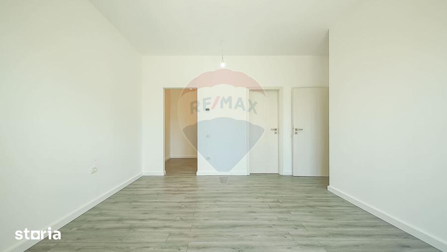 Casă cu 5 camere cu Teren 657 Mp în Florilor