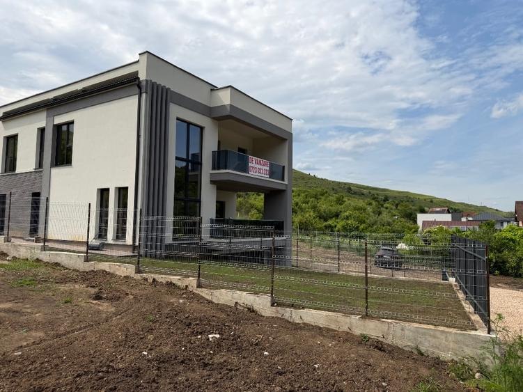Casă individuală cu 5 camere cu Teren 500 Mp în Florești