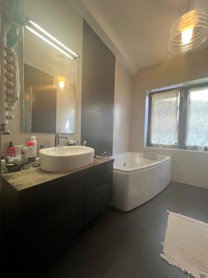Apartament cu 5 camere decomandat în Herăstrău