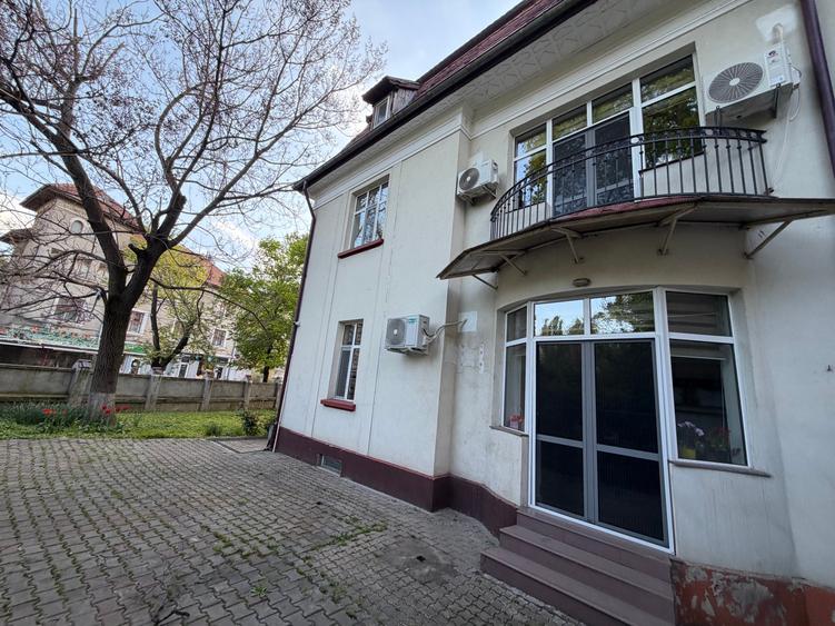 Casă cu 8 camere cu Canalizare în Cotroceni