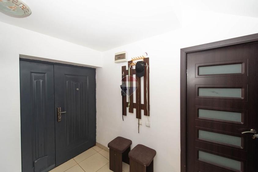 Casă individuală cu 7 camere cu Teren 383 Mp în Berceni