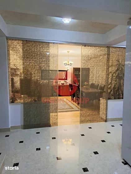Casă cu 10 camere cu Teren 394 Mp în Central