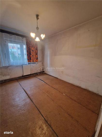 Apartament cu 4 camere decomandat în Rovine