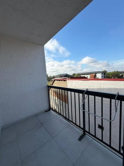 Apartament cu 3 camere semidecomandat, mobilat în Est