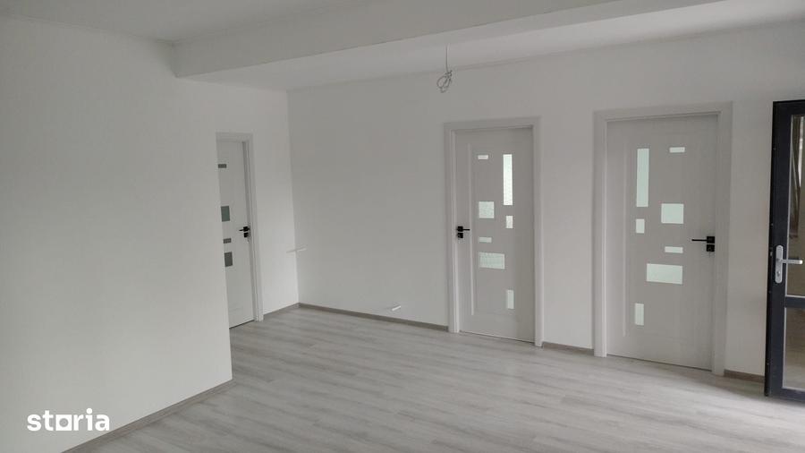Casă cu 5 camere cu Teren 100 Mp în Braniștea