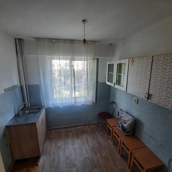 Apartament cu 3 camere semidecomandat în Vest