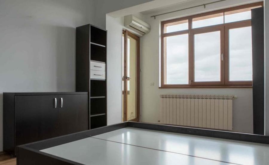 Apartament cu 3 camere decomandat în Tineretului