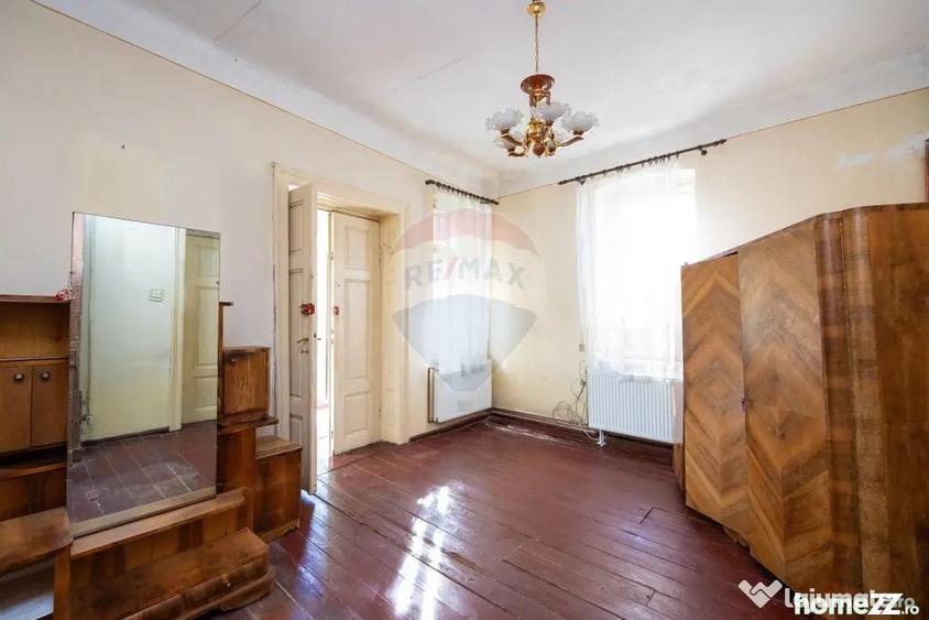 Casă cu 7 camere cu Teren 422 Mp în Central