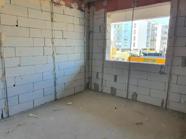 Garsonieră decomandată în Titan
