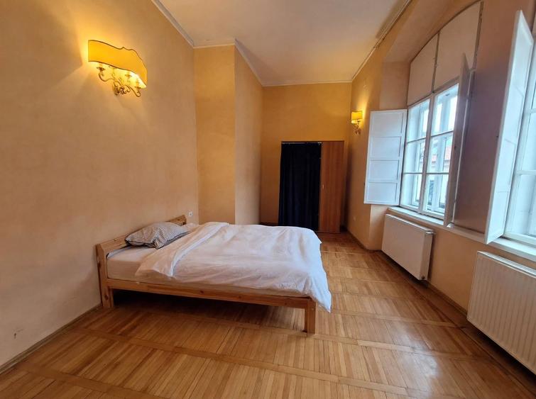 Apartament cu 3 camere semidecomandat, mobilat în Central