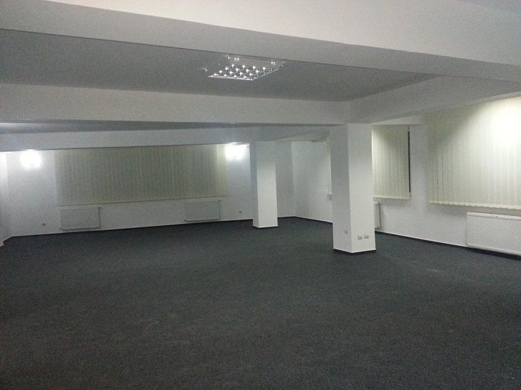 Casă cu 30 camere cu Canalizare în 13 Septembrie