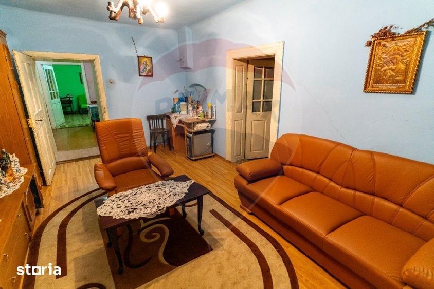Casă cu 4 camere cu Teren 7139 Mp în Central