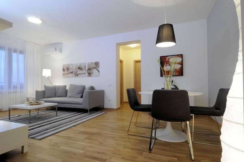 Apartament cu 3 camere semidecomandat, mobilat în Băneasa