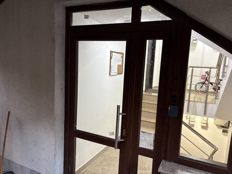 Apartament cu 3 camere semidecomandat în Jiului