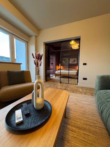 Apartament cu 3 camere semidecomandat, mobilat în Calea Victoriei