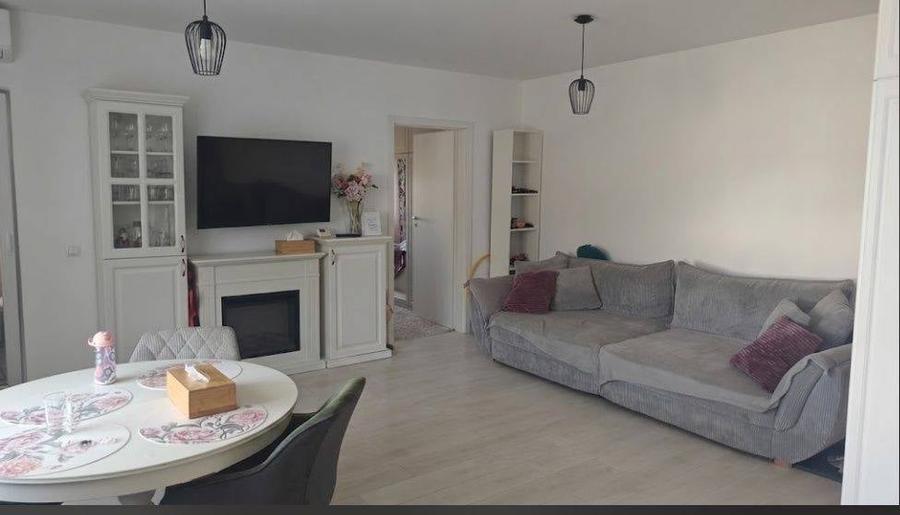 Apartament cu 3 camere decomandat în Europa
