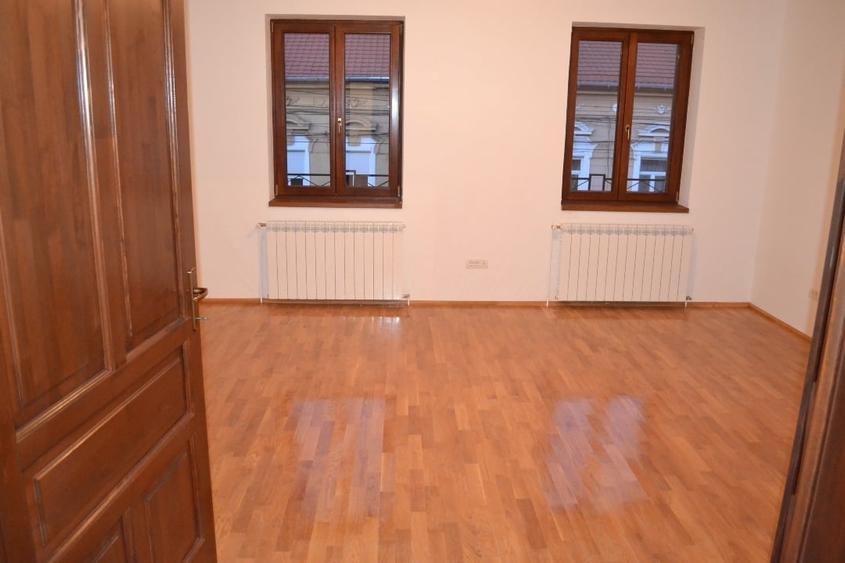 Birou, de 42 mp, în Central