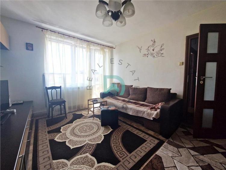 Apartament cu 3 camere semidecomandat în Tractorul