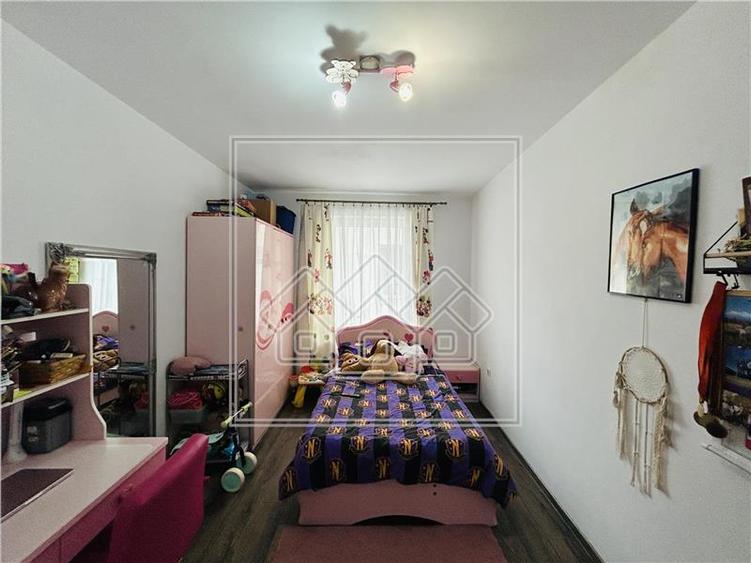 Apartament cu 3 camere nedecomandat în Șelimbăr