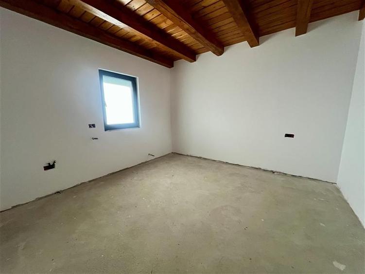 Casă individuală cu 6 camere cu Garaj în Valea Adâncă