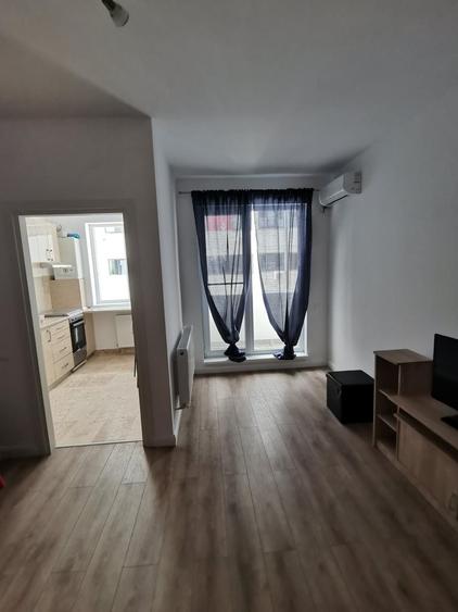 Garsonieră decomandată în Roșu