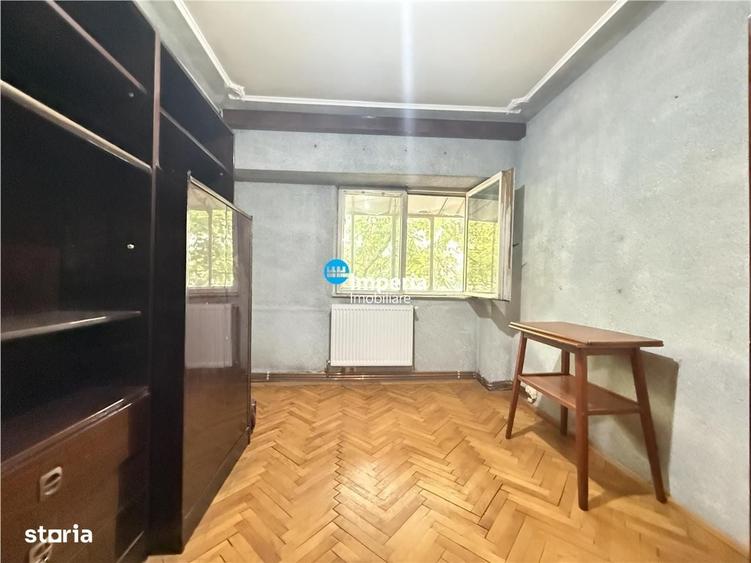 Apartament cu 3 camere decomandat în Podul de Fier