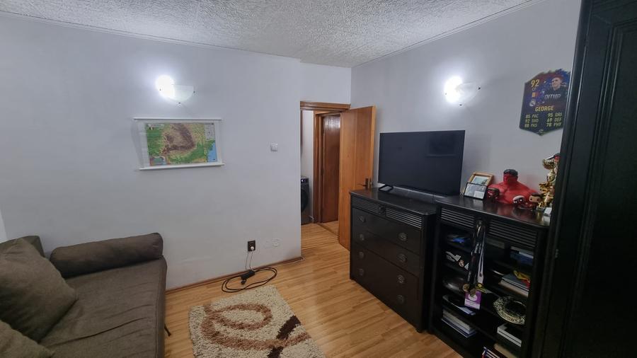 Apartament cu 4 camere decomandat în Nicolina