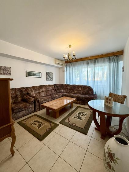 Apartament cu 3 camere decomandat, mobilat în P-ța Victoriei